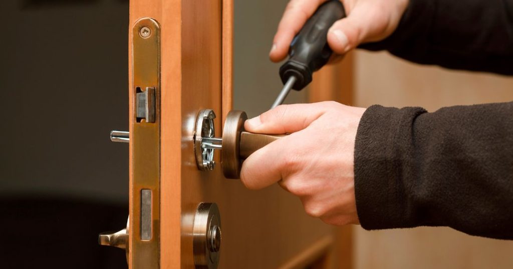 Como Identificar Quando a Fechadura Precisa Ser Trocada em Maceió: 6 Dicas capa chaveiro